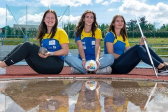 Trio hofft auf weite Würfe - Ob sich bald eine Medaille im Wasser spiegelt? Der heimische Wurfring ist zu Wochenbeginn noch nass gewesen. Ab Freitag erwarten die Aktiven bei der Deutschen Jugendmeisterschaft trockene Bedingungen. Dies wollen Jara Graf sowie Luise und Ulrike Schmidt (v. l.) für gute Weiten nutzen. 