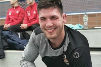 Trio holt Medaillensatz - Breites Grinsen kurz nach dem Sieg im Finale: Connor Sammet vom FC Erzgebirge Aue ist Deutscher Meister der Junioren.