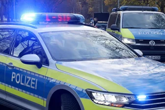 Trio verprügelt Vater - Elfjährige Zwickauerin wählt Notruf - Samstagabend kam die Polizei einem elfjährigen Mädchen zu Hilfe.