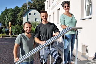 Trio will von Bürgern wissen: Was soll im Dorfladen in Falkenau verkauft werden? - Cornelie Sell, Dirk Herbrich und Alexander Peuckert (v.r.) gehören zum Team, dass für das "Tante-Enso-Projekt" Ansprechpartner vor Ort ist.