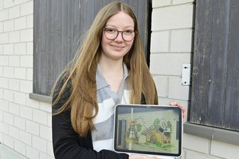 Trister Bad-Imbiss im Vogtland soll farbenfrohen Pfiff erhalten - Michelle Hertel hat mögliche Motive für die Gestaltung des Imbissgebäudes (im Hintergrund) vorbereitet.