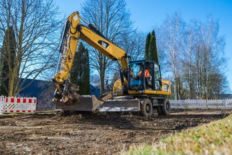 Trister Spielplatz in Zschorlau wird für mehr als 700.000 Euro aufgepeppt: Was dort geplant ist - Der Bau eines Mehrgenerationen-Spielplatzes in Zschorlau hat mit den Erdarbeiten begonnen.