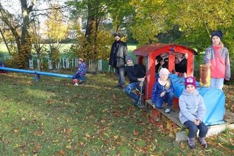 Trister Spielplatz wird saniert - Die Tage des maroden Spielplatzes sind gezählt - auch die Lok wird erneuert. Darauf freuen sich die Kinder der Kita "Brummkreisel".