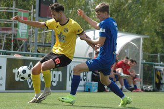 Tristesse beim VfB Auerbach: Nur ein Unentschieden beim Abstiegskandidaten - Charlie Spranger (links, hier neben Grimmas Julian Janz) brachte den VfB Auerbach durch einen Flugkopfball in Führung.