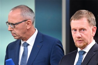 „Tritt zurück!“: Nach Kretschmers Treffen mit AfD-Chef Urban hagelt es Kritik - Dresden, am 1. September: Michael Kretschmer (CDU, r.) steht mit Jörg Urban (AfD, l.) nach der Landtagswahl im ZDF-Fernsehstudio. Nun trafen sich beide zum Gespräch – weswegen es dicke Luft innerhalb der Union gibt.