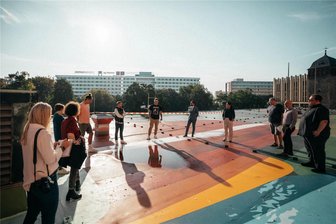 Trittbrettfahrer oder Schrittmacher? Die Kulturhauptstadt zieht immer mehr Kongresse und Veranstaltungen nach Chemnitz - Die Organisatoren des Bundeskongresses der Wirtschaftsjunioren sind aufs dach der Stadthalle gestiegen.