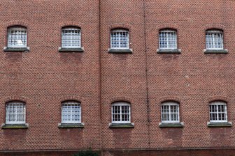Tritte gegen zweijährige Stieftochter: Chemnitzer zieht Gefängnis der Psychiatrie vor - Um der geschlossenen Psychiatrie zu entgehen, zog ein Mann seine Berufung zurück. Nun geht er ins Gefängnis.