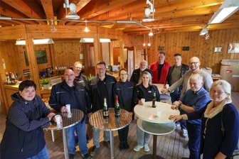 Triumph der Rebellen in Lichtenstein und Heinrichsort: Junger Verein feiert Wahlerfolg - Am Dienstagabend gab es eine kleine Siegesfeier mit Sekt im Grünthal-Pavillon, links Ortsvorsteherin Annett Richter, 4. von links Vereinsvorsitzender Alexander Illing, rechts die neue Ortschaftsrätin Marina Lenz.