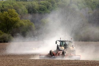 Trocken und staubig: Wann regnet‘s mal wieder in Sachsen? - Seit Wochen ein vertrautes Bild: Wo Traktoren auf den Äckern unterwegs ist, staubt es.