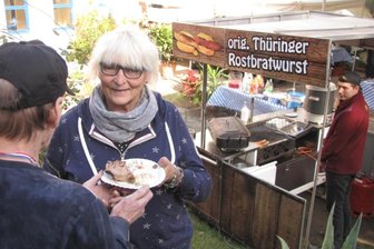 Trockene Alkoholiker strukturieren Alltag - Brigitte Mühl als Vereinschefin von "Interaktiv" hat das Oktoberfest mit organisiert, das bei den Bewohnern gut ankam. 