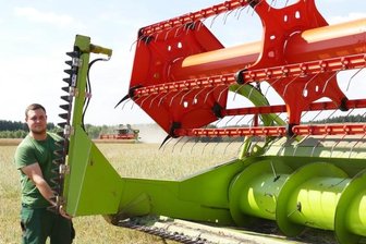 Trockenheit: Bauern sparen bei der Ernte Kosten - René Haugk prüft das Rapstrennmesser des Mähdreschers.
