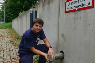Trockenheit in Mittelsachsen: Reicht das Löschwasser? - Hinter dieser Wand befinden 100 Kubikmeter Löschwasser, das sind 100.000 Liter. Der stellvertretende Gemeindewehrleiter André Moos überprüft die Zisterne im Hainichener Ortsteil Cunnersdorf. 