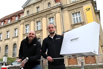 „Trocknen wie an der frischen Luft“: So revolutioniert das Startup Heydry aus Mittweida das Wäschetrocknen - Marcel Nagler (l.) und Toni Plewe sind ihrer Firma Tosa in Mittweida und dem Wäschetrockner Heydry in der alten Post zu finden.