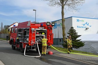 Trockner brennt in Roßweiner Industrie-Wäscherei: Mitarbeiter greifen zu Feuerlöschern und verhindern Schlimmeres - In einer Industrie-Wäscherei in Roßwein hat es am Mittwochnachmittag gebrannt. 28 Feuerwehrleute waren im Einsatz.
