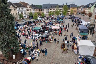 Trödel und Liebhaberstücke: Flohmarkt in Rochlitz wird zum Mekka für Schnäppchenjäger - Dutzende Händler brachten beim Flohmarkt in Rochlitz Liebhaberstücke unter die Leute.