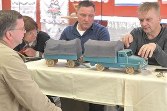 Trödel und mehr: Experten nehmen in Oederan Dachboden-Schätze unter die Lupe - Alf Ottwald aus Zwickau ließ sich im Museum in Oederan einen alten Spielzeug-Lkw durch Sabine Eichhorn, Heiko Bossard und Ralph Geisler (h.v.l.) begutachten.