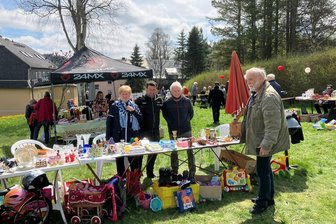 Trödelmarkt in Cämmerswalde: Schnäppchenjäger kommen im Erzgebirge auf ihre Kosten - Auf der Wiese der Villa Hainberg findet wieder ein Trödelmarkt statt.
