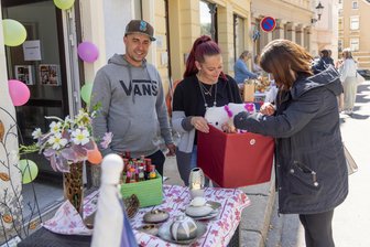 Trödeln im Erzgebirge: Wo ein ganzer Stadtteil zum großen Marktplatz wird - Beim 9. Garagen- und Hofflohmarkt in Buchholz mit dabei: Kevin Ullmann und Linda Klappert mit Kundin Michelle Schmidt (v. l.).