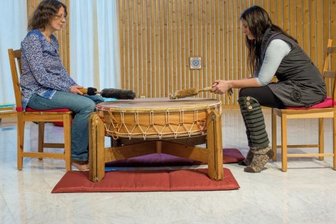 Trommeln für die innere Stille - Schweige-Trommlerin Lilli Vostry (links) mit Seminarleiterin Corynna Kilian in Schmiedeberg.