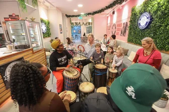 Trommelwirbel bei Ice Cream United: Chemnitzer Eisdiele probiert Kultur - Jeden zweiten Donnerstag im Monat soll bei Ice Cream United eine Kulturstunde stattfinden.