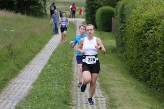 Trommelwirbel und Höhenflüge beim Thumer Pfingstlauf - Aber auch über den Erzgebirgskreis hinaus lockt der Thumer Pfingstlauf Sportler an. So wie Freya Eickholt aus Eisenach, die in der U 18 startete.