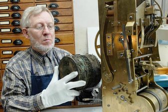 Trompeter aus Schwarzenberg gibt Sondergastspiel in Dresden - Uhrmachermeister Egon Weißflog kümmert sich seit vielen Jahren um das mechanische Innenleben des Trompeterautomaten.