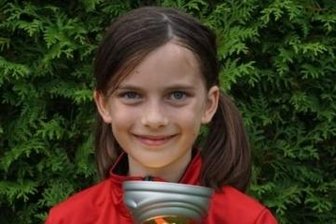 Trophäe geht erstmals an ein Mädchen - Die achtjährige Mia Sickel ist stolz auf den Pokal.