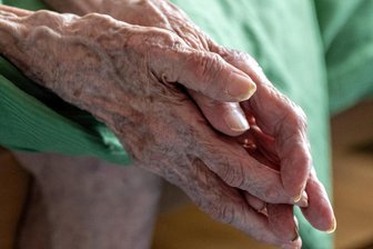 Trost am Lebensende: Neuer „Letzte Hilfe“-Kurs in Plauen - Am Ende des Lebens brauchen Menschen besonders viel Zuspruch.