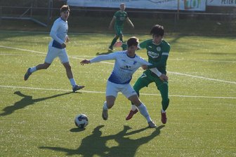 Trotz 0:2-Rückstand: Der VfB Empor Glauchau kann auch bei Union Sandersdorf punkten - Der Glauchauer Stürmer Randolf Riesen (links) behauptet den Ball auf dem Sandersdorfer Kunstrasen hier gegen Kento Nakano.