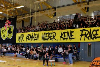 Trotz 1:3-Niederlage und Abstieg: Oelsnitzer Volleyballgemeinde feiert das Team, einen verdienten Spieler und einen fanatischen Fan - Die Fans der Sperkenfront gaben zum Saisonabschluss noch einmal alles.
