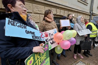 Trotz 11.000 Unterschriften: Weshalb der Landkreis eine Petition zum Erhalt der Kinderklinik in Werdau abweist - Ende Oktober übergaben Bürger und Beschäftigte der Kinderstation fast 9000 Unterschriften im Landratsamt in Zwickau.