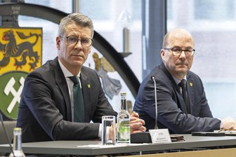 Trotz 138 Millionen Euro Schulden: Wo 2026 im Erzgebirge investiert wird - Peter Leichsenring, 1. Beigeordneter des Landrats, und Abteilungsleiter Rico Ott (l.) haben zur Jahrespressekonferenz auch Projekte des Landkreises vorgestellt.