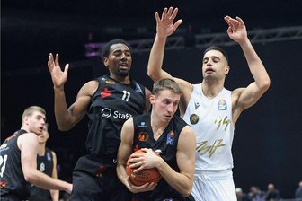 Trotz 20-Punkte-Rückstand: Niners krallen sich dritten Sieg - "Mein Ball!", sagt Mindaugas Susinskas (hier gegen Benedikt Turudic, rechts) mit dieser Aktion. Der Litauer war beim 93:84-Sieg der Niners in Braunschweig mit 19 Punkten bester Werfer der Niners Chemnitz. Isiaha Mike (links) steuerte 12 Zähler zum dritten Saisonsieg im vierten Spiel bei. 