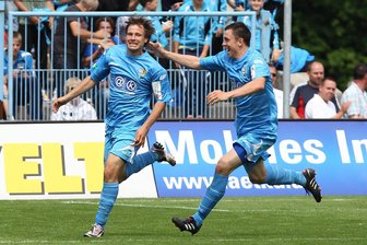 Trotz 3:2-Sieg gegen VfB Empor Glauchau: FC Grimma trennt sich von Trainer und setzt auf Ex-Spieler des Chemnitzer FC - Lang ist’s her: Benjamin Förster (links) bejubelt auf diesem Archivfoto von 2011 ein Drittligator für den Chemnitzer FC mit Marcel Wilke. Aktuell übernimmt er als Interimstrainer beim Oberligisten Grimma Verantwortung.