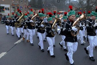 Trotz abgesagter Bergparaden: Bernsdorfer Blasmusikanten marschieren durchs Dorf - Das JBO Bernsdorf brachte Blasmusik ins Dorf. Die Teilnehmer seien getestet, die über 16-Jährigen geimpft oder genesen, heißt es.
