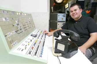 Trotz Abriss: Weichen des alten Zschopauer Bahnhofs werden wieder gestellt - Von dem Pult aus, das sich früher im Zschopauer Bahnhof befand, kann Martin Rösch auch heute noch die Weichen stellen.