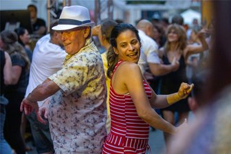 Trotz Absage des Plauener Spitzenfestes: „Sol de Mañana“ soll stattfinden - Spitzenfest 2022: Auf der Party „Sol de Mañana“ an der Dobenaustraße wurde bis spät in die laue Sommernacht getanzt. Doch danach war erstmal Schluss.