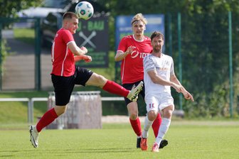 Trotz Abschlussschwäche: Annabergs Kicker erreichen nächste Pokalrunde - Die Annaberger Vincent Lars Meyer (links) und Valentin Breitfeld setzen hier den Plauener Karsten Kaiser unter Druck.