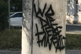 Trotz Ärger mit Schmierereien: Oelsnitz hält an Litfaßsäulen fest - Wo die Liebe hinfällt? Die Litfaßsäule an der Oberen Kirchstraße in Oelsnitz bot Ende Juli ein schmuddliges Bild - nicht zum ersten Mal.
