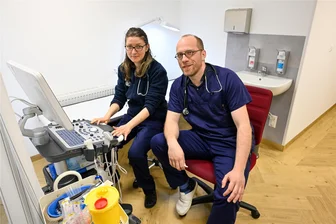 Trotz Ärztemangel: Mehrere Hausärzte in Chemnitz suchen Patienten - Dr. Andreea Chirila und Paul Leonhard Bönisch in ihrer Arztpraxis auf dem Kaßberg. Chirila ist seit Kurzem als zweite Ärztin angestellt und nimmt noch Patienten auf.