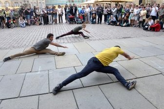 Trotz alledem: Chemnitz feiert! - "Performance auf dem Hutfest". Fotografie von Vladimir Shvemmer aus der Ausstellung "Chemnitz feiert", 2018.