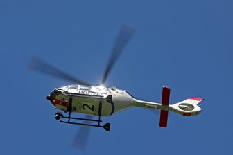 Trotz aller Bemühungen: Margitta G. (83) aus Lichtenstein bleibt seit fast zwei Monaten verschwunden - Auch per Hubschrauber suchte die Polizei nach der verschwundenen Frau.