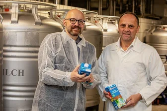 Trotz aller Krisen: Plauener Vogtlandmilch investiert 40 Millionen Euro - Vogtlandmilch-Chef Steffen Dünger (rechts) freut sich über 13,8 Millionen Euro Fördermittel vom Freistaat Sachsen für die Erweiterung des Betriebshofs. Staatssekretär Thomas Kralinski überbrachte den Bescheid.
