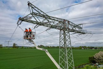 Trotz aller Widerstände: Baubeginn für Hochspannungsleitung zwischen Oberelsdorf und Limbach steht fest - Der geplante Bau der Freileitung zwischen Oberelsdorf und Limbach durch die Mitnetz Strom hat viel Widerstand hervorgerufen. Doch der blieb erfolglos.