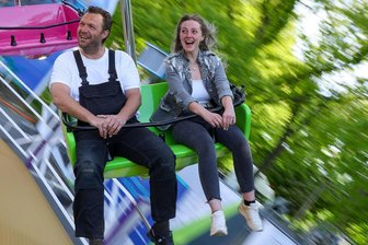 Trotz aller Widrigkeiten: 21-jährige Erzgebirgerin entscheidet sich für ein Leben als Schaustellerin - Georg Pilz und Vanessa Berger drehen ein paar Runden im Fahrgeschäft „Flying Queens“.