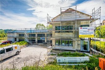 Trotz angespannter finanzieller Lage will Pockau-Lengefeld investieren - zum Beispiel in den Straßenbau - Nach wie vor im Bau befindet sich das neue Gerätehaus der Freiwilligen Feuerwehr Pockau. 