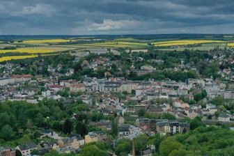 Trotz anhaltender Zuzüge verliert Crimmitschau weiter Einwohner - Das mehr als 18.000 Einwohner zählende Crimmitschau aus der Vogelperspektive: Seit Längerem zählt die Stadt mehr Zu- als Wegzüge. 