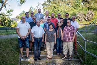 Trotz Applaus beim Finanzbericht: Claußnitzer Bürgermeister bremst Euphorie um Haushaltssituation - Der neu gewählte Gemeinderat: 1. Reihe v. l. n. r.: Mario Ruppelt, Wolfgang Delling, Kerstin Semper, Kerstin Baude, Dieter Köhler; 2. Reihe v. l. n. r.: Enrico Delling, Susanne Thurm, Rico Bischoff, Moritz Leipnitz, Michael Sawitzki; 3. Reihe v. l. n. r.: Falk Donner, Mike Mende, Michael Rosemi gen. Kirsch, Robin Helmert, Thomas Werner, Frank Naumann, Bürgermeister Andreas Heinig.