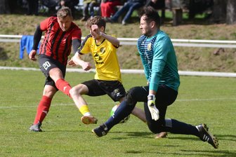 Trotz Aufholjagd: Abstiegsangst bei Germania wird immer größer - Signal zur Aufholjagd: Nils König (l.) erzielt das 1:3 für seine Mittweidaer.