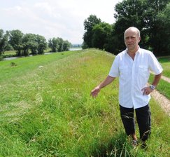 Hans-Uwe Werner am Hochwasserschutzdamm der Mulde